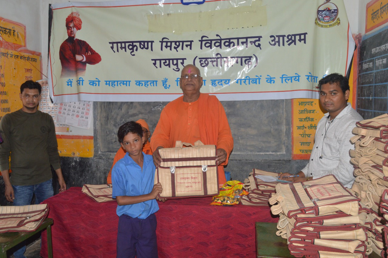  media for रामकृष्ण मिशन आश्रम रायपुर द्वारा आज दिनांक 6 जुलाई 2022 को जिला महासमुंद के पटेवा ब्लॉक के शासकीय प्राथमिक शाला पताईमाता , खट्टा, कोकड़ी, रामखेड़ा, पटेवा । शासकीय मिडिल स्कूल पटेवा, खट्टा, रामखेड़ा एवं शासकीय हाई स्कूल खट्टा (9 स्कूलों) के बच्चों को शैक्षणिक सहयोग मे 500 बैग, 1000 कॉपी, 500 स्केल, 500 पेंसिल, रबड़ और कटर वितरण किया गया।